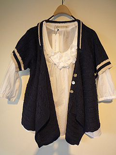 Porter des boutons�i���l���~�R�b�g���`���f�����J�[�f�B�K�����ȃ��[�����`�[�t�t���u���E�X�j