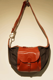 IL BISONTE�i�V�����_�[�o�b�O�j